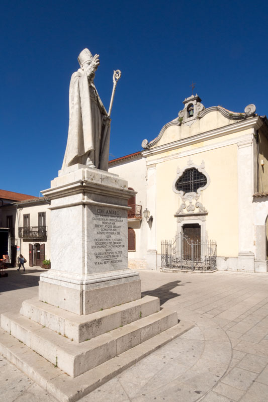 Nusco  Statua di Sant'Amato e facciata della chiesa di San Giuseppe  © Natalino Russo