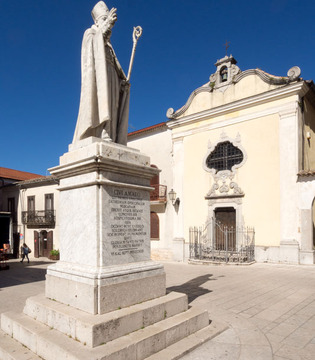 Nusco  Statua di Sant'Amato e facciata della chiesa di San Giuseppe  © Natalino Russo