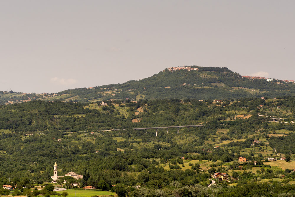 Montella  Il campanile di San Francesco a Folloni. Sullo sfondo, Nusco  © Natalino Russo