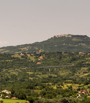 Montella  Il campanile di San Francesco a Folloni. Sullo sfondo, Nusco  © Natalino Russo