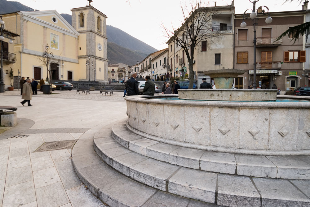 Montella  La piazza principale con la fontana in pietra  © Natalino Russo