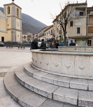 Montella  La piazza principale con la fontana in pietra  © Natalino Russo