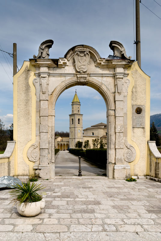Montella  San Francesco a Folloni, portale d'accesso all'abbazia © Natalino Russo