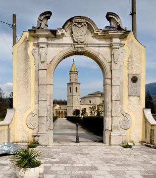 Montella  San Francesco a Folloni, portale d'accesso all'abbazia © Natalino Russo