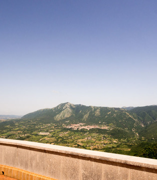 Montella  Santuario del Santissimo Salvatore, veduta su Bagnoli Irpino e sui Picentini  © Natalino Russo