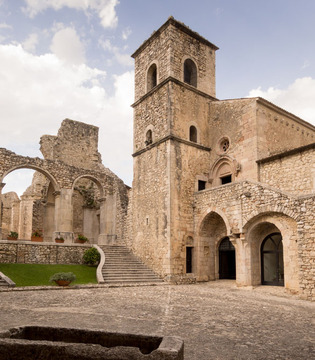Sant'Angelo dei Lombardi  L'abbazia di San Guglielmo al Goleto  © Natalino Russo