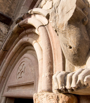 Sant'Angelo dei Lombardi  L'abbazia di San Guglielmo al Goleto, particolare di un portale  © Natalino Russo