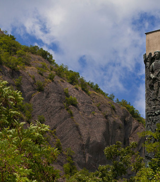 Val Borbera Particolare della stele di Pertuso, in memoria dei partigiani © Fiorenza Cicogna