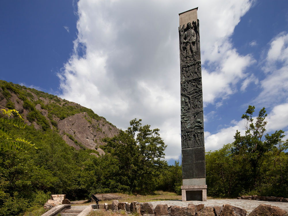 Val Borbera La stele di Pertuso, in memoria dei partigiani © Fiorenza Cicogna