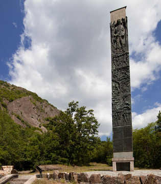 Val Borbera La stele di Pertuso, in memoria dei partigiani © Fiorenza Cicogna