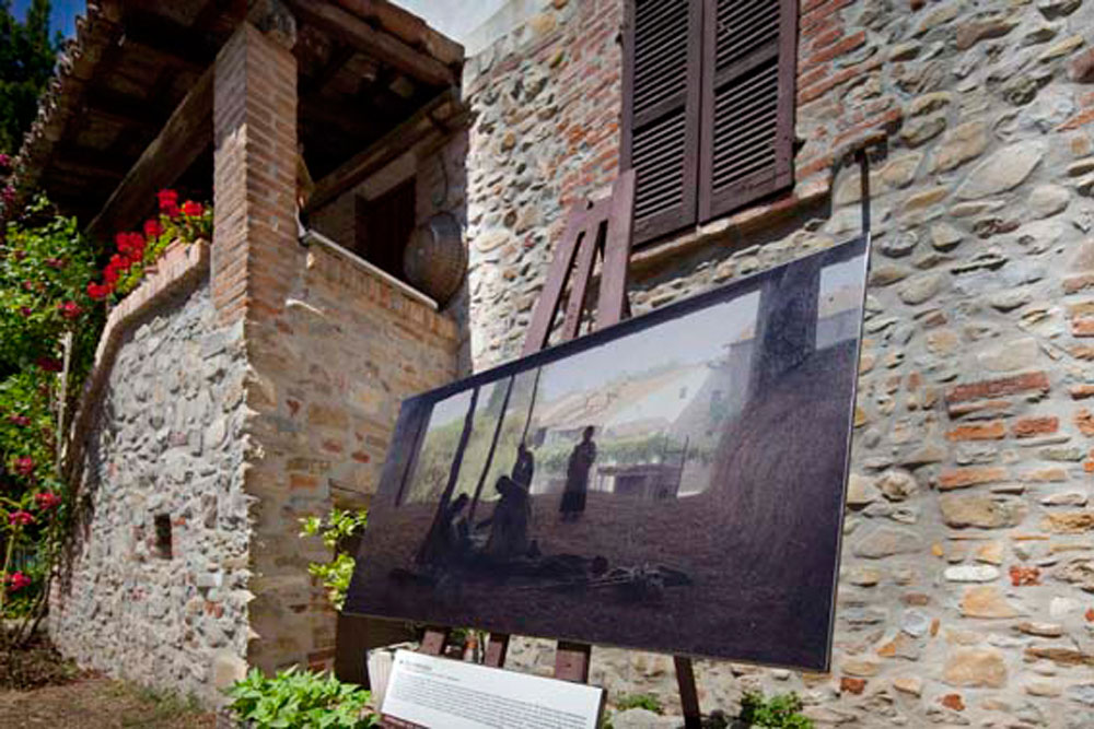 Volpedo Riproduzione del dipinto Sul fienile nel cortile di casa Pellizza © Fiorenza Cicogna