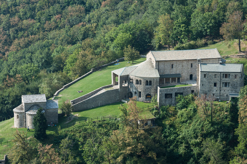 Civate Panoramica da settentrione sul complesso medievale di san Pietro al Monte e di san Benedetto, incorniciato dai boschi del monte Cornizzolo. © Giulia Castelli