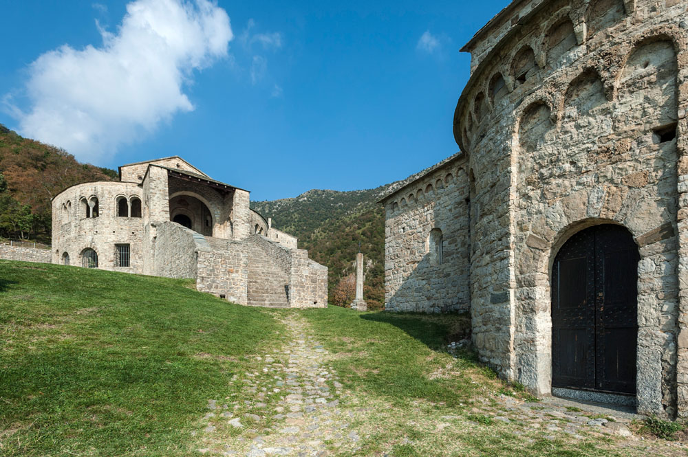 Civate Veduta della basilica di san Pietro al Monte e dell'Oratorio di san Benedetto da meridione. © Giulia Castelli