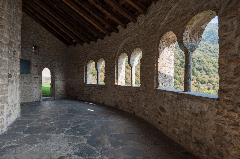 Civate Colonna di granito con croce, reperto collocato tra i due edifici sacri © Giulia Castelli