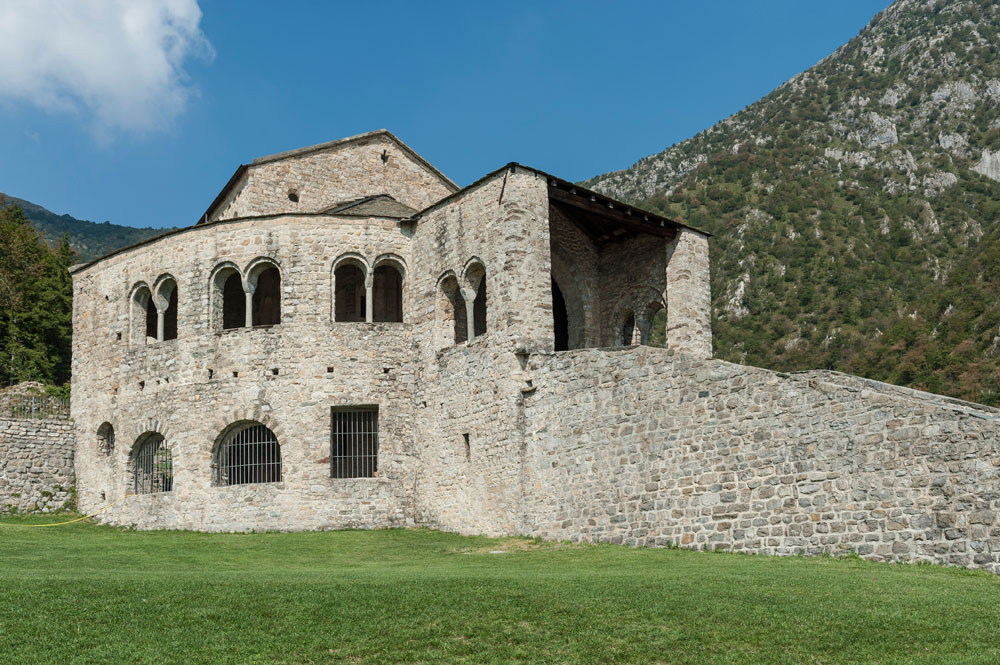 Civate Serie di armoniche bifore nell'atrio semicircolare © Giulia Castelli