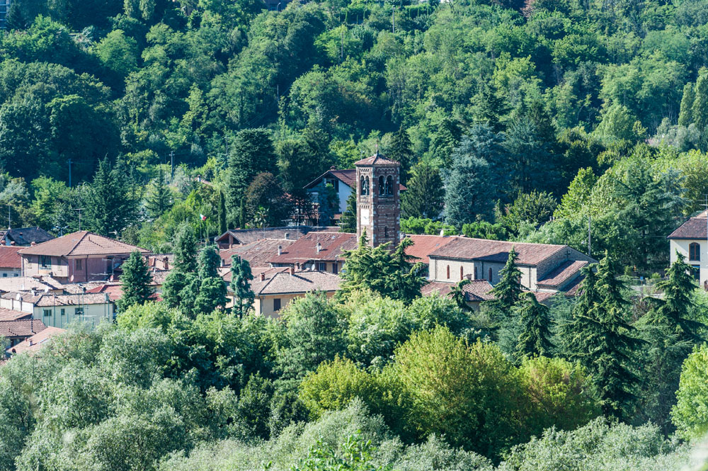 Civate Basilica di SS. Pietro e Paolo sulle rive del Lambro © Giulia Castelli