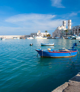 Molfetta Porto e castello sullo sfondo - mr korn flakes © fotolia.com