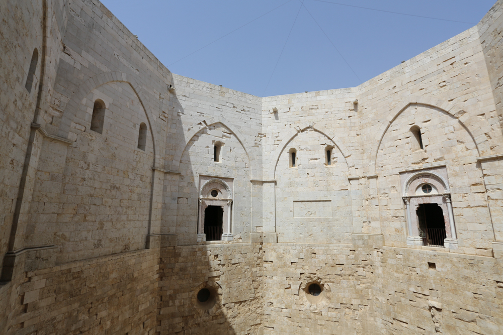 Castel del Monte, vista del cortile © A.Rossi, Camaleo S.r.l. (Rm) u2013 si ringrazia: MIC Direzione regionale Musei Puglia, Castel del Monte - Andria (BT)