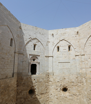 Castel del Monte, vista del cortile © A.Rossi, Camaleo S.r.l. (Rm) u2013 si ringrazia: MIC Direzione regionale Musei Puglia, Castel del Monte - Andria (BT)