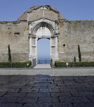 Vasto Portale S. Pietro © Elio Torlontano