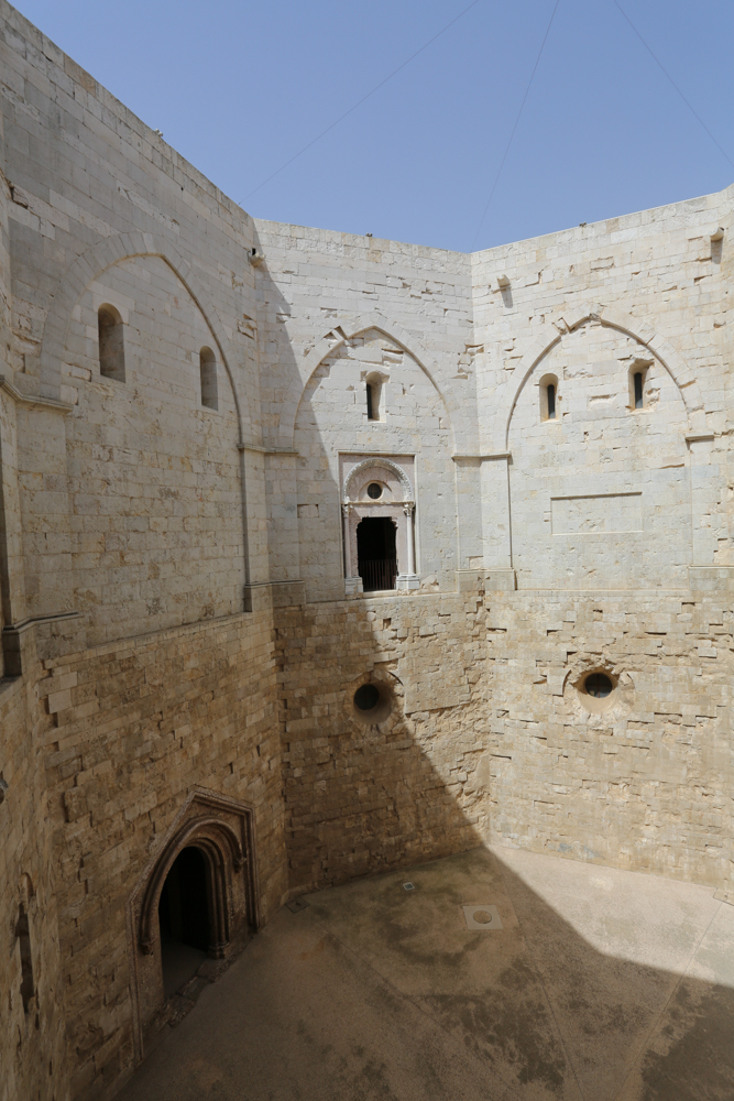 Castel del Monte, vista del cortile © A.Rossi, Camaleo S.r.l. (Rm) u2013 si ringrazia: MIC Direzione regionale Musei Puglia, Castel del Monte - Andria (BT)