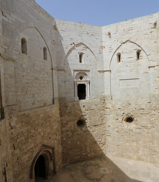 Castel del Monte, vista del cortile © A.Rossi, Camaleo S.r.l. (Rm) u2013 si ringrazia: MIC Direzione regionale Musei Puglia, Castel del Monte - Andria (BT)