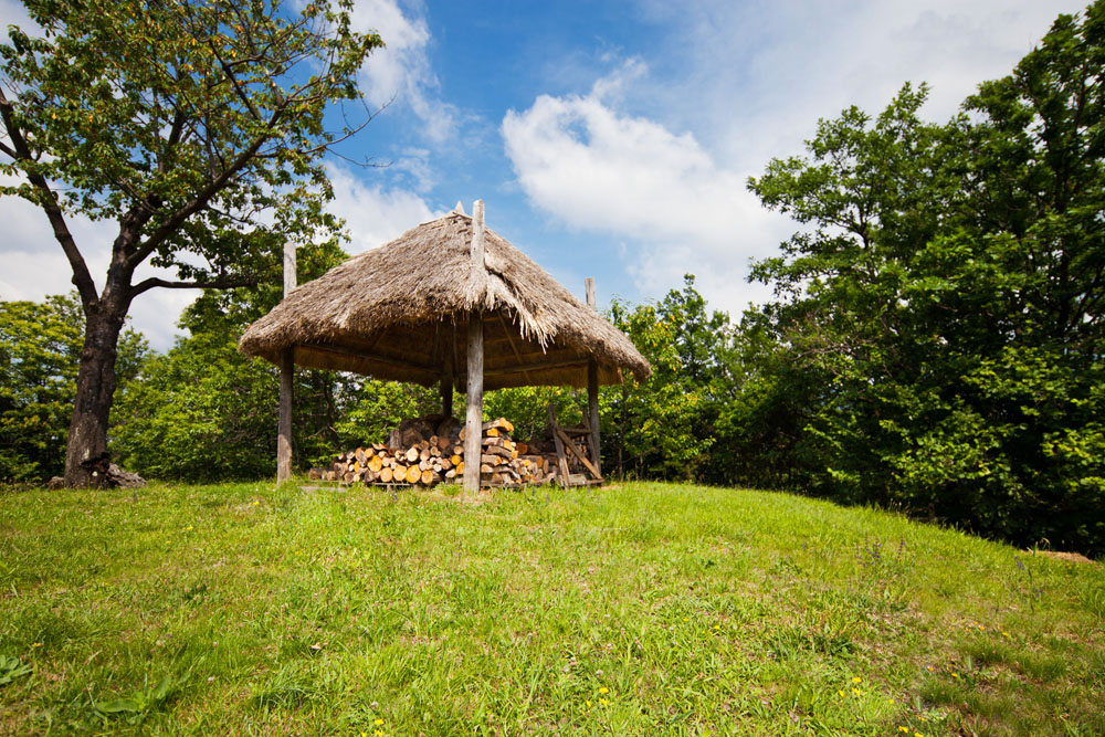 Parco Capanne di Marcarolo Ecomuseo di Cascina Moglioni, barcadi legno per il ricovero del fieno © Fiorenza Cicogna