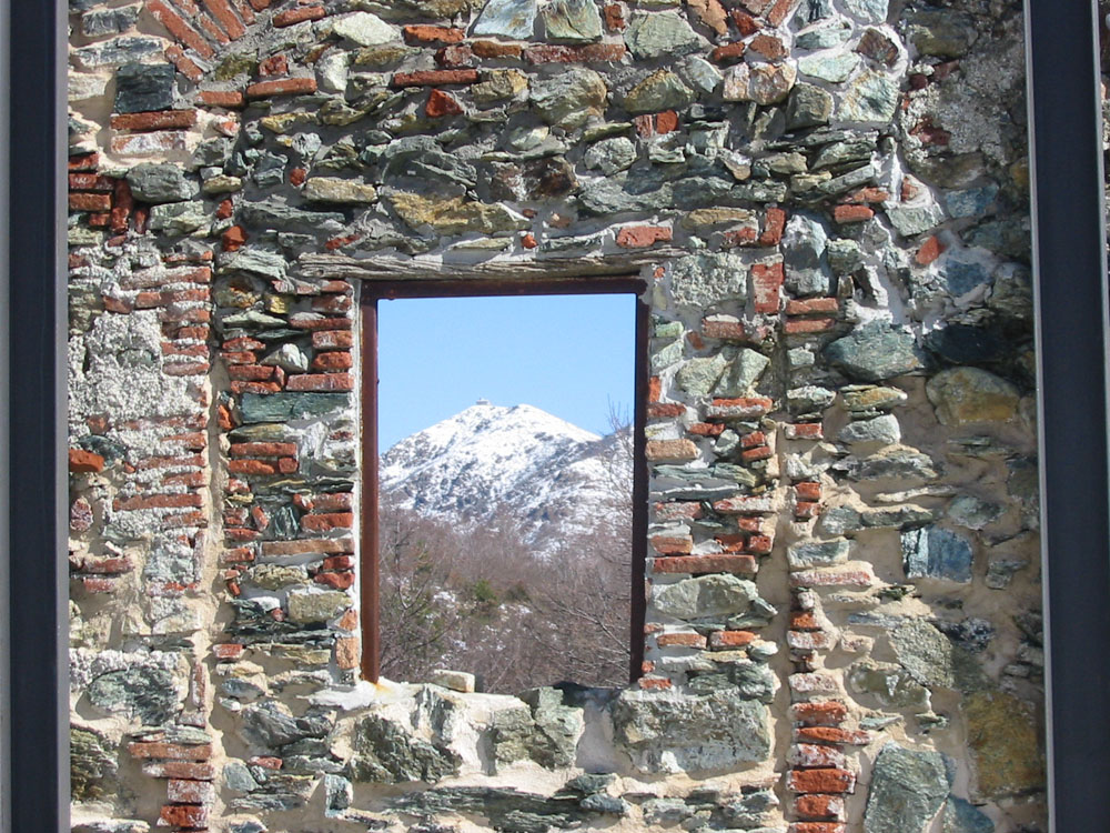 Parco Capanne di Marcarolo Il Monte Tobbio dai ruderi della Cascina Benedicta © Archivio Parco Naturale delle Capanne di Marcarolo