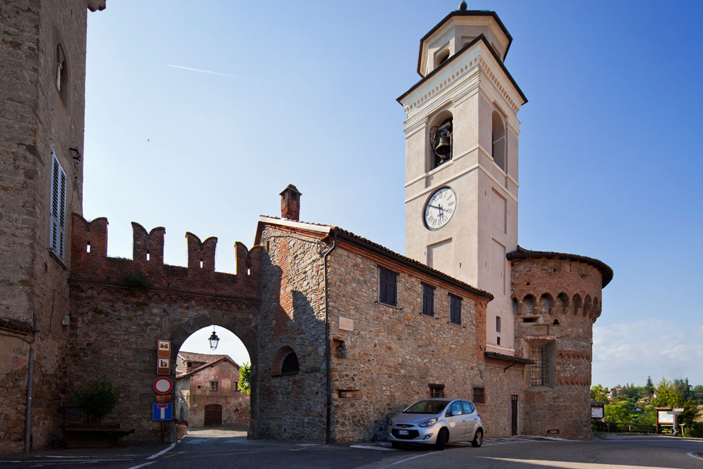 Lerma La Parrocchiale con un'antica torre che funge da abside © Fiorenza Cicogna