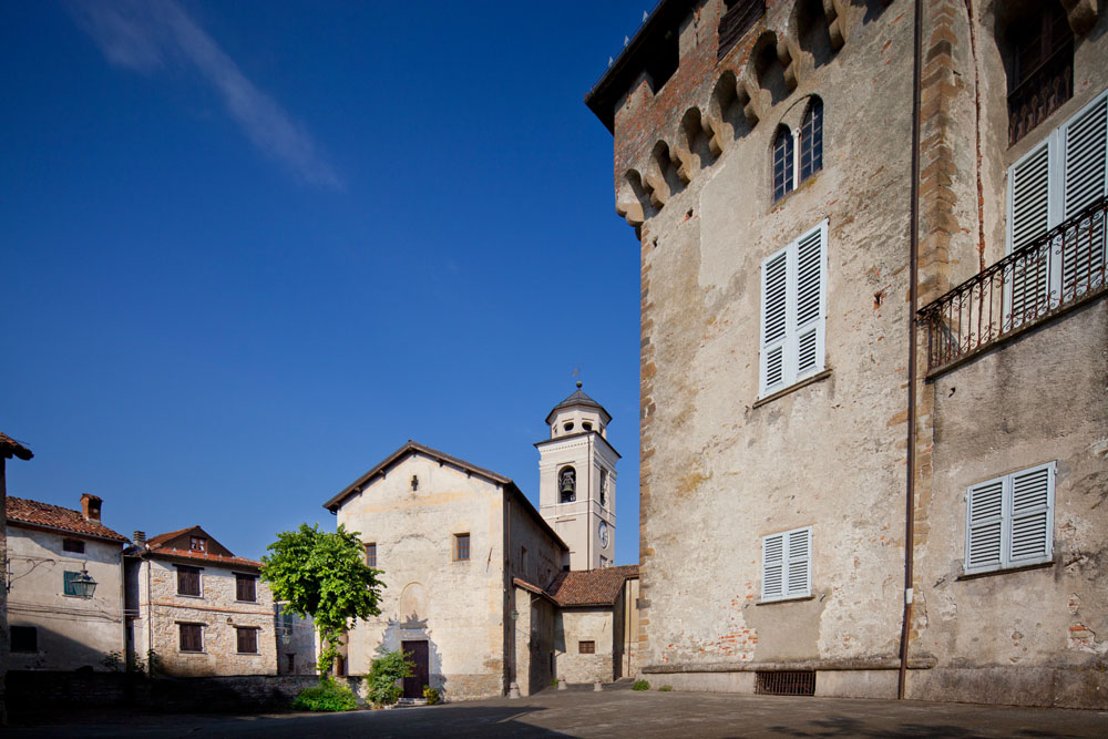 Lerma La piazza del Castello con la Parrocchiale © Fiorenza Cicogna