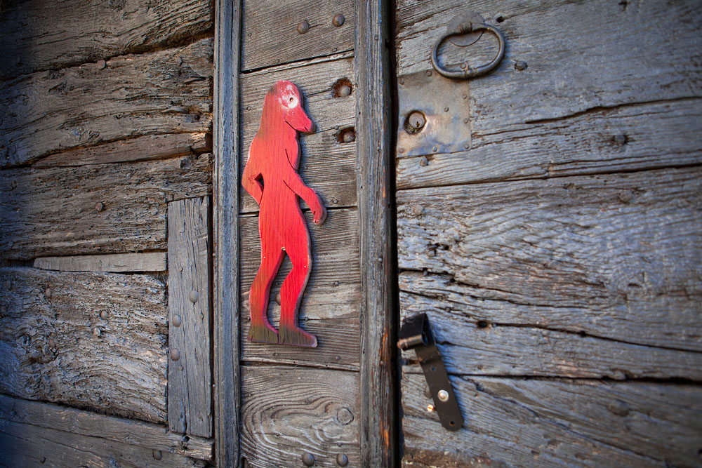 Lerma Una porta del ricetto con la scultura di un leggendario mostro del castello © Fiorenza Cicogna