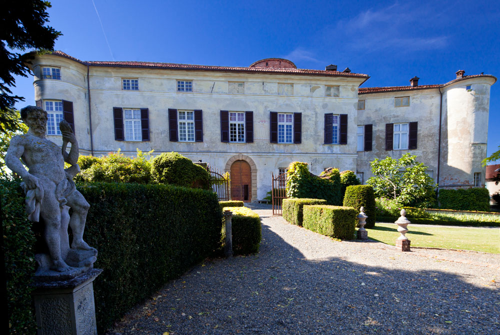 Rocca Grimalda Particolare del giardino con la statua di Ercole © Fiorenza Cicogna