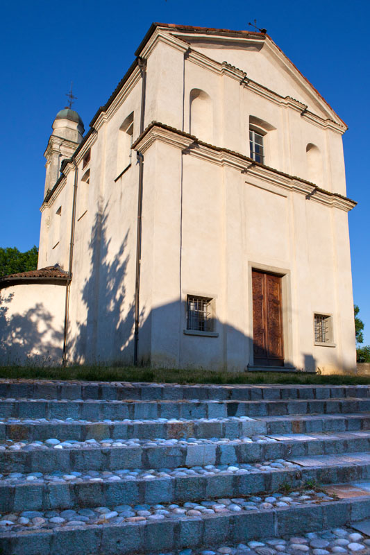 Rocca Grimalda La bianca chiesetta di S. Limbania © Fiorenza Cicogna