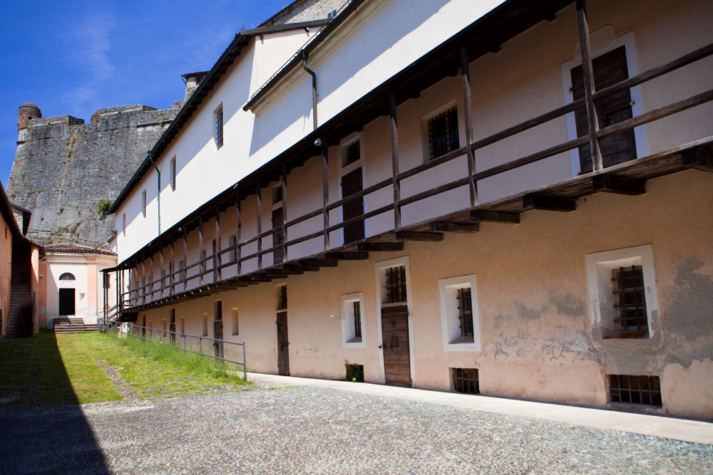 Forte di Gavi Forte di Gavi, gli edifici del Basso Forte © Fiorenza Cicogna - su concessione del Ministero dei Beni, delle attività culturali e del turismo, Direzione regionale del Piemonte, Soprintendenza per i beni architettonici delle privince di Novara, Alessandria e Verbano-Cusio-Ossola - Forte di Gavi - Protocollo 0009703