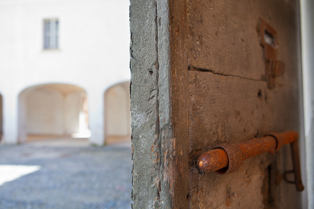 Forte di Gavi Forte di Gavi, particolare di unu2019antica porta delle prigioni © Fiorenza Cicogna - su concessione del Ministero dei Beni, delle attività culturali e del turismo, Direzione regionale del Piemonte, Soprintendenza per i beni architettonici delle privince di Novara, Alessandria e Verbano-Cusio-Ossola - Forte di Gavi - Protocollo 0009703