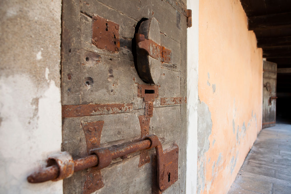 Forte di Gavi Forte di Gavi, particolare di un'antica porta delle prigioni © Fiorenza Cicogna - su concessione del Ministero dei Beni, delle attività culturali e del turismo, Direzione regionale del Piemonte, Soprintendenza per i beni architettonici delle privince di Novara, Alessandria e Verbano-Cusio-Ossola - Forte di Gavi - Protocollo 0009703