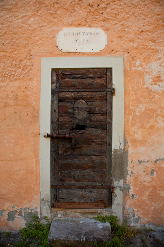 Forte di Gavi Forte di Gavi, la porta d'ingresso al dormitorio dei soldati N. 37 © Fiorenza Cicogna - su concessione del Ministero dei Beni, delle attività culturali e del turismo, Direzione regionale del Piemonte, Soprintendenza per i beni architettonici delle privince di Novara, Alessandria e Verbano-Cusio-Ossola - Forte di Gavi - Protocollo 0009703