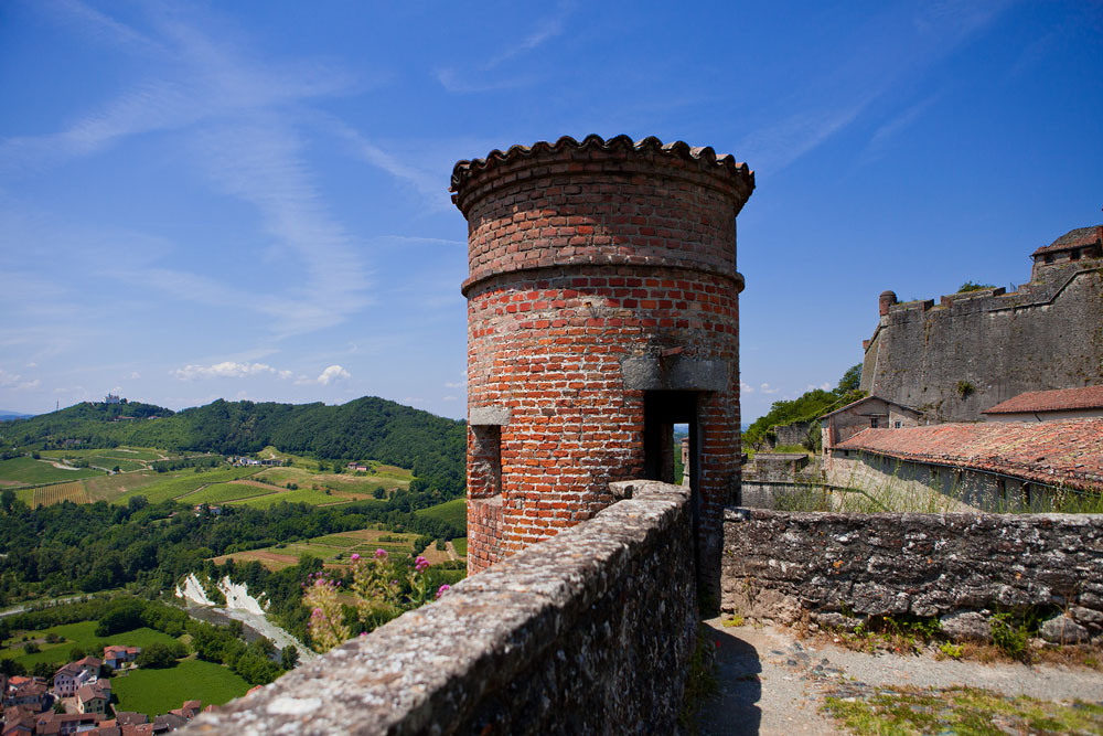 Forte di Gavi Forte di Gavi, torretta di guardia © Fiorenza Cicogna - su concessione del Ministero dei Beni, delle attività culturali e del turismo, Direzione regionale del Piemonte, Soprintendenza per i beni architettonici delle privince di Novara, Alessandria e Verbano-Cusio-Ossola - Forte di Gavi - Protocollo 0009703