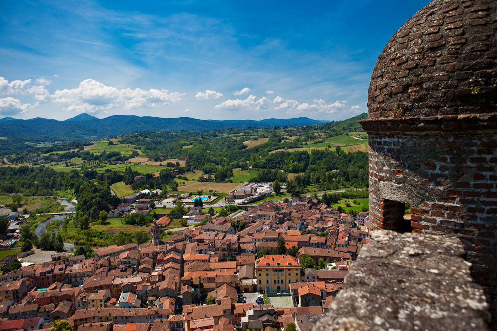 Forte di Gavi Veduta del borgo di Gavi dal forte © Fiorenza Cicogna - su concessione del Ministero dei Beni, delle attività culturali e del turismo, Direzione regionale del Piemonte, Soprintendenza per i beni architettonici delle privince di Novara, Alessandria e Verbano-Cusio-Ossola - Forte di Gavi - Protocollo 0009703