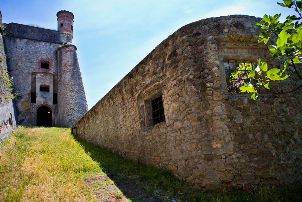 Forte di Gavi Una porta di accesso al forte di Gavi © Fiorenza Cicogna - su concessione del Ministero dei Beni, delle attività culturali e del turismo, Direzione regionale del Piemonte, Soprintendenza per i beni architettonici delle privince di Novara, Alessandria e Verbano-Cusio-Ossola - Forte di Gavi - Protocollo 0009703