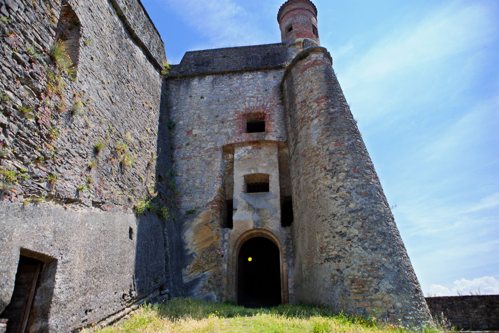 Forte di Gavi Una porta di accesso al forte di Gavi © Fiorenza Cicogna - su concessione del Ministero dei Beni, delle attività culturali e del turismo, Direzione regionale del Piemonte, Soprintendenza per i beni architettonici delle privince di Novara, Alessandria e Verbano-Cusio-Ossola - Forte di Gavi - Protocollo 0009703