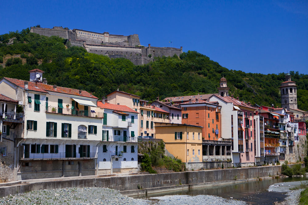 Gavi Gavi, veduta di Gavi e del forte dal ponte sul Lemme © Fiorenza Cicogna