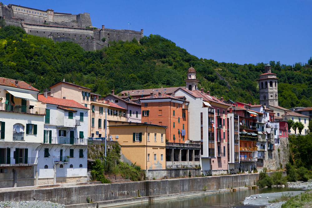 Gavi Gavi, veduta di Gavi e del forte dal ponte sul Lemme © Fiorenza Cicogna