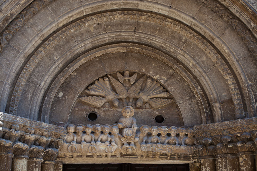 Gavi Gavi, bassorilievo dell'Ultima Cena nella porta du2019ingresso della chiesa di S. Giacomo © Fiorenza Cicogna