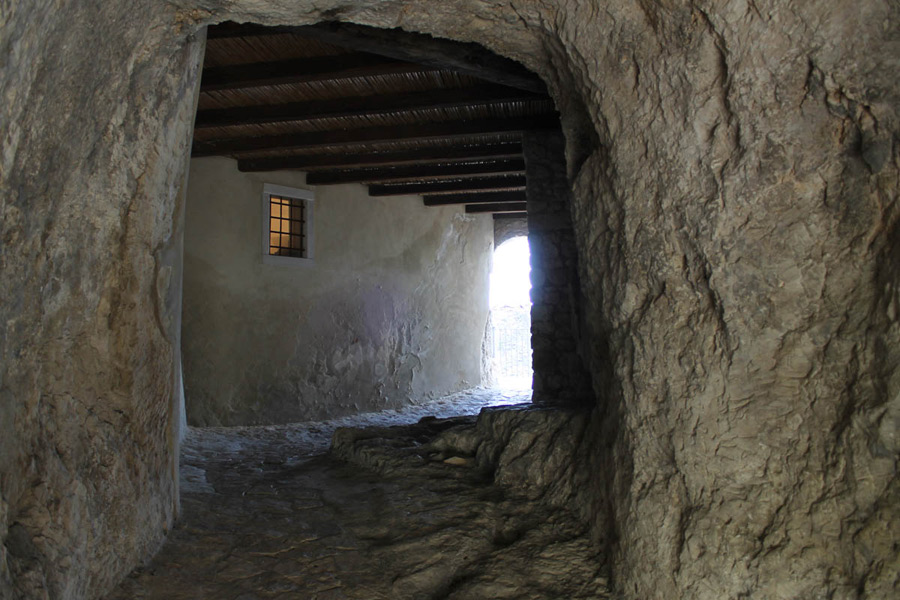 Pretoro Sottoportico nella roccia © Elio Torlontano