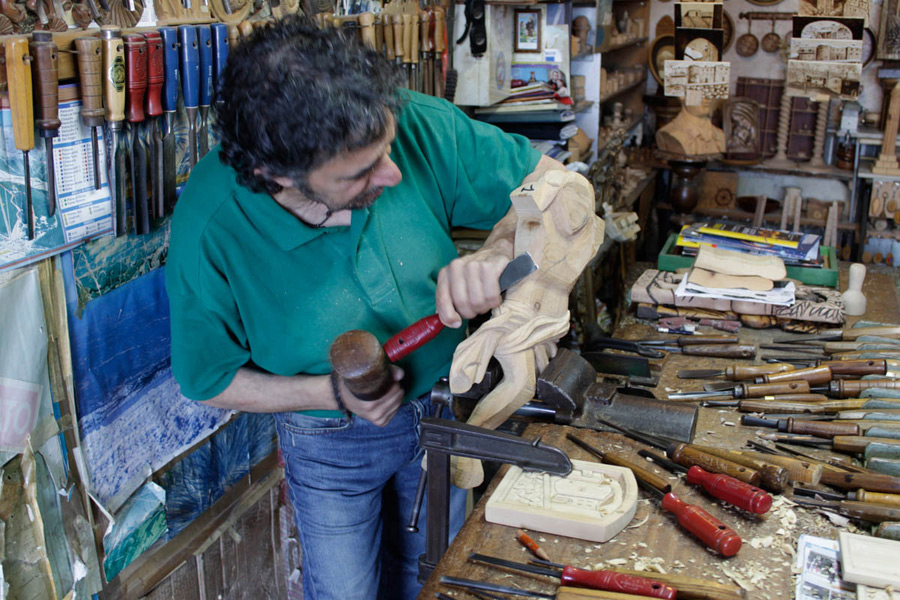 Pretoro Intagliatore al lavoro © Elio Torlontano
