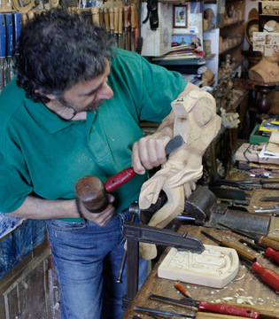 Pretoro Intagliatore al lavoro © Elio Torlontano
