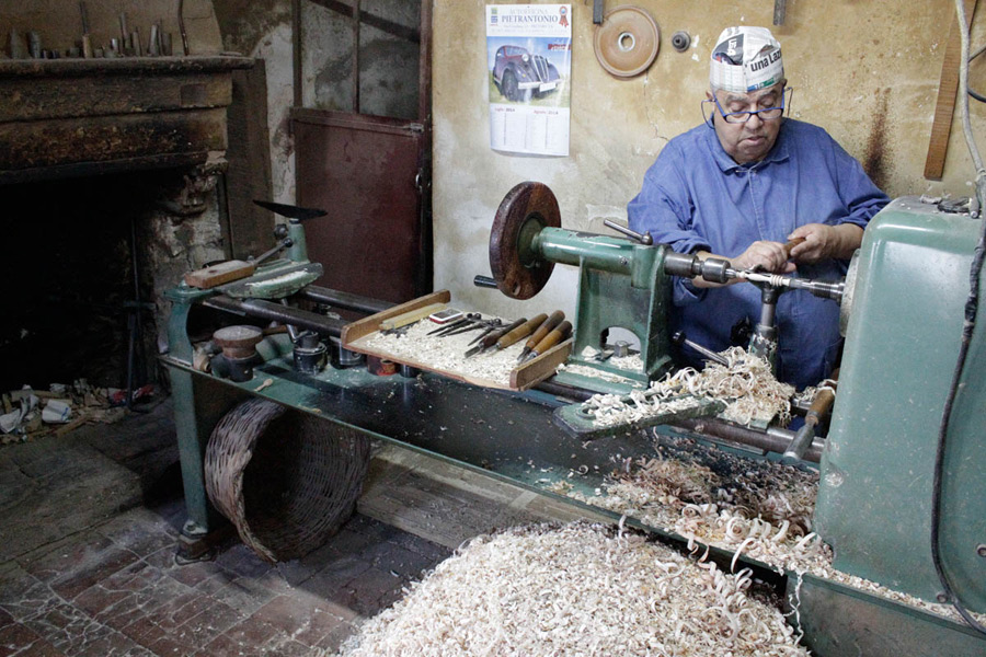 Pretoro Tornitore al lavoro © Elio Torlontano