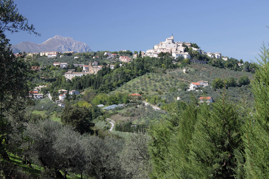 Loreto Aprutino Panorama col Gran Sasso © Elio Torlontano
