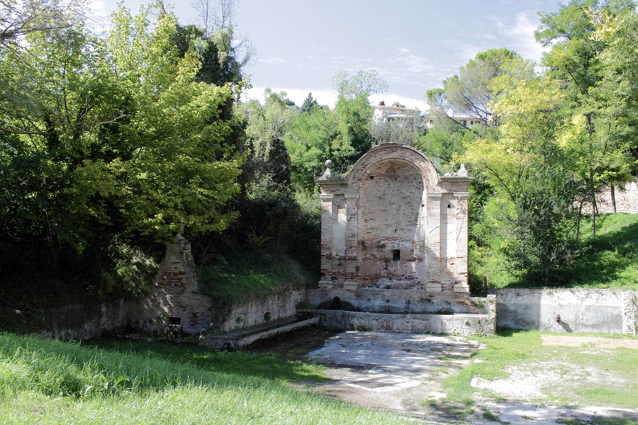 Loreto Aprutino Fonte grande © Elio Torlontano